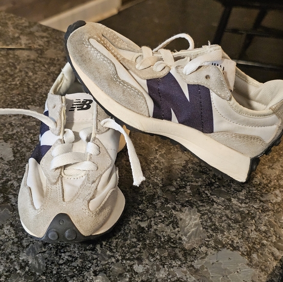 New Balance 327 Shoes Boys Size 11 White Suede Mesh Blue PS327FE Retro Running - Picture 1 of 15